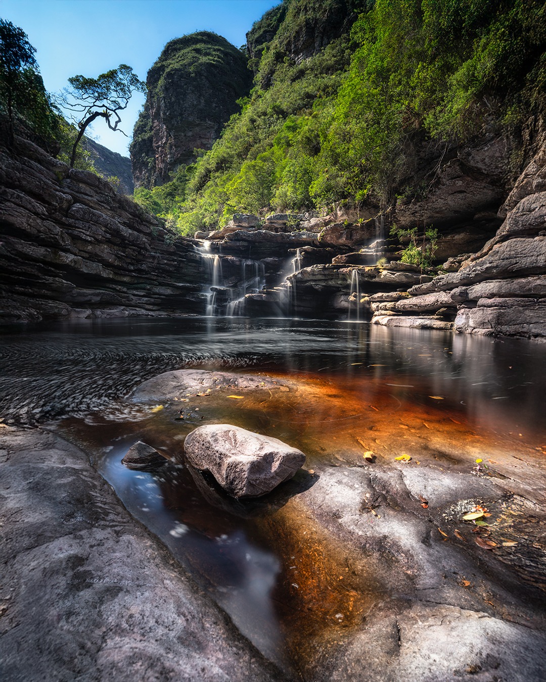 📍 Cachoeira do Encontro - Ibicoara, BA
.
A Cachoeira do Encontro é uma das paradas que fazemos na longa trilha para a Cachoeira da Fumacinha, na Chapada Diamantina.
.
De manhã o dia estava nublado e frio, e resolvemos passar direto por ela. Mas na volta, com o sol brilhando em cima da gente e um céu azulíssimo, pudémos parar para se refrescar nessas águas geladas (a Elina) e fotografar (eu)!
.
#ibicoara #chapadadiamantina #bahia #cachoeiradafumacinha #cachoeiradoencontro #ibicoarabahia #longaexposicao #visiteibicoara #waterfall #waterfallphotography #landscapephotography #brnaturallandscapes #brazil_repost #brasil_destaque #ig_brasilnafoto_ #topofnatureza #melhor_brasil_ #topofbrazil #brazilnatural #fotografiadepaisagem #suafoto #brunononogaki #bestphotosinbrazil