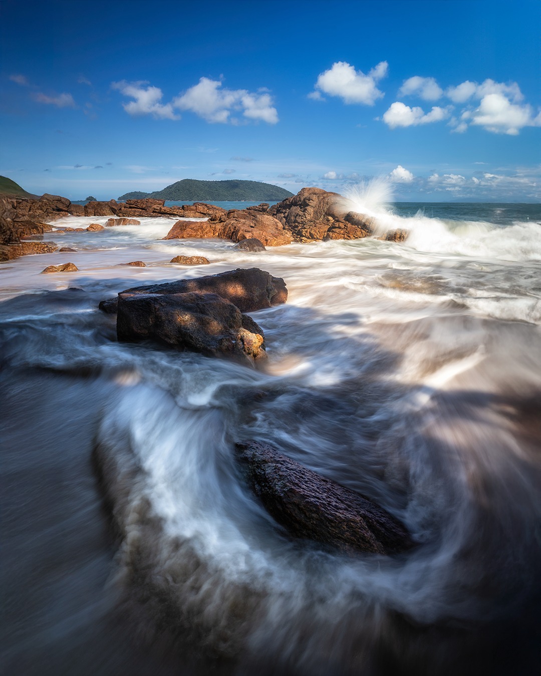 A agitação do mar na Trilha das Sete Praias, em Ubatuba, SP. Geralmente faço esse tipo de foto em duas capturas, uma pegando o movimento no primeiro plano, e no fundo espero uma onda forte atingir as rochas, para compor as duas na edição.
.
Mas dessa vez o mar estava tão agitado que consegui fazer em uma captura única! Enquanto a onda recuava, formando essa textura linda na pedra, ao fundo uma outra forte chegava e explodia nas pedras.
.
Isso é o que mais tem de legal em fotografar o mar. A imprevisibilidade do movimento das águas, e a certeza de que uma foto nunca será igual à anterior.
.
#trilhadassetepraias #ubatuba #litoralnorte #praiadosape #ilhadopontal #litoralnortesp #sp #saopaulo #praia #praiadocedro #landscapephotography #brnaturallandscapes #brazil_repost #brasil_destaque #ig_brasilnafoto_ #topofnatureza #melhor_brasil_ #topofbrazil #brazilnatural #fotografiadepaisagem #suafoto #brunononogaki #bestphotosinbrazil