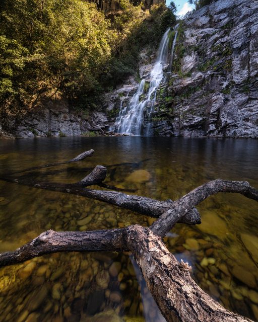 Hoje tem video novo no canal, diretamente das cachoeiras do complexo Capão Fôrro, na Serra da Canastra - MG.
.
Um complexo de 5 cachoeiras, que foi perfeito para praticarmos um pouco diferentes composições.
.
Essa é a Cachoeira da Mata, a primeira que visitamos, e que resolvi usar essa árvore caída no poço para formar linhas guias e interesse no primeiro plano. 
.
Se quiser ver como eu penso as minhas composições em cenários desse tipo, confere ai o link da bio ou no meu canal no Youtube!
.
#minasgerais #mg #serradacanastra #cachoeiradamata #cachoeiracapaoforro #cachoeiracascadanta #capaoforro #parquenacionaldaserradacanastra #saoroquedeminas #landscapephotography #minas_que_sera_tamem #cachoeira #brazil #canastra #trekking #trilha #hiking #hikingadventures #trilheirosdobrasil #brasil_nature #brnaturallandscapes #brazil_repost #brasil_destaque #ig_brasilnafoto_ #topofnatureza #melhor_brasil_ #topofbrazil #brazilnatural #fotografiadepaisagem #landscapephotography