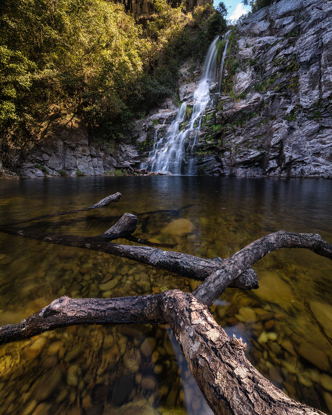 Hoje tem video novo no canal, diretamente das cachoeiras do complexo Capão Fôrro, na Serra da Canastra - MG.
.
Um complexo de 5 cachoeiras, que foi perfeito para praticarmos um pouco diferentes composições.
.
Essa é a Cachoeira da Mata, a primeira que visitamos, e que resolvi usar essa árvore caída no poço para formar linhas guias e interesse no primeiro plano. 
.
Se quiser ver como eu penso as minhas composições em cenários desse tipo, confere ai o link da bio ou no meu canal no Youtube!
.
#minasgerais #mg #serradacanastra #cachoeiradamata #cachoeiracapaoforro #cachoeiracascadanta #capaoforro #parquenacionaldaserradacanastra #saoroquedeminas #landscapephotography #minas_que_sera_tamem #cachoeira #brazil #canastra #trekking #trilha #hiking #hikingadventures #trilheirosdobrasil #brasil_nature #brnaturallandscapes #brazil_repost #brasil_destaque #ig_brasilnafoto_ #topofnatureza #melhor_brasil_ #topofbrazil #brazilnatural #fotografiadepaisagem #landscapephotography