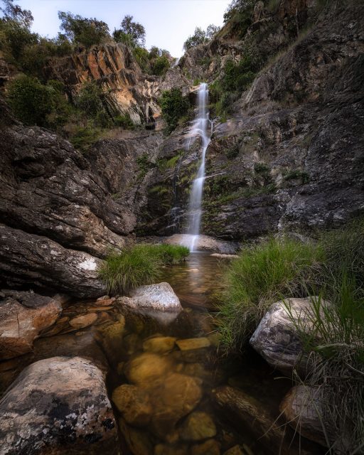 Deu trabalho fotografar a Cachoeira do Lobo nesse fim de tarde, porque o acesso para essa vista era pela água.
.
Parecia bem raso, porque a água era cristalina e dava para ver nitidamente o fundo do poço, mas quando fui entrar, ela batia acima da cintura!
.
Mas vamos que vamos, que se não for para molhar a sunga justamente na hora de ir embora, depois que ela já ta sequinha, nem me chama... hahaha
.
#minasgerais #mg #serradacanastra #complexocapaoforro #cachoeiracapaoforro #cachoeiradolobo #capaoforro #parquenacionaldaserradacanastra #saoroquedeminas #landscapephotography #minas_que_sera_tamem #cachoeira #brazil #canastra #trekking #trilha #hiking #hikingadventures #trilheirosdobrasil #brasil_nature #brnaturallandscapes #brazil_repost #brasil_destaque #ig_brasilnafoto_ #topofnatureza #melhor_brasil_ #topofbrazil #brazilnatural #fotografiadepaisagem #landscapephotography
