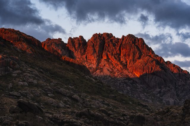 Esse foi um ano diferente na minha fotografia. Escolhendo algumas fotos para postar aqui nesse último dia de 2025, percebo que ainda tenho um monte de foto de um monte de viagem que ainda nem foram editadas. Então esse definitivamente não é um top 10 justo para esse ano.
.
Desde final de Outubro que não posto novas fotos por aqui, e não edito vídeos para o canal. Algumas pessoas até entraram em contato preocupadas se estava tudo bem (obrigado pela preocupação!), e sim, está tudo ótimo! haha
.
Estou ainda tentando entender se o motivo dessa pausa foi só a falta de tempo. Mas acho que a grande verdade é que eu simplesmente cansei. Sim, eu cansei! Acabei caindo na terrível armadilha de buscar likes e views, deixando de lado a essência do que a fotografia (e o canal) significa para mim.
.
Então essa pausa foi boa, foi necessária. Foi um período de "desfotografia" para colocar as coisas no lugar, de viajar só com o celular, sem pressão de fazer boas fotos, de aproveitar mais os momentos, cuidar mais da minha saúde, praticar atividades físicas, me dedicar a outros proejtos.
.
Para o ano que vem, espero voltar a essa essência, não quero parar com o canal, só não quero levar ele tão a sério. Não quero que a fotografia se torne um trabalho, pois quero voltar a tê-la justamente como uma pausa das obrigações da vida, e não ao contrário!
.
Vamos juntos nessa, e que venha 2026 com muitas viagens e fotografias para todos nós! Feliz Ano Novo, pessoal!