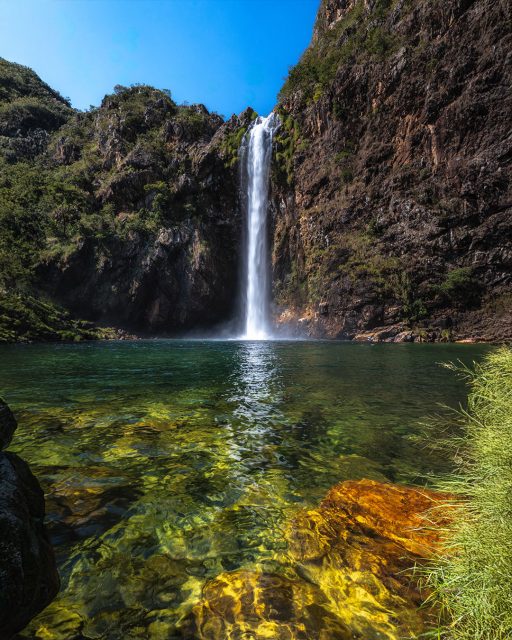 Parece que em toda cachoeira da Serra da Canastra eu falo isso, mas eeeessa sim é uma das mais bonitas de lá! hahaha
.
A Cachoeira do Fundão fica dentro do Parque Nacional da Serra da Canastra, e o acesso a ela é bem complicadinho. Se for de carro sem tração, é possível parar na estrada e fazer uma trilha de uns 6km até ela. Mas se for de 4x4, dá pra chegar bem mais perto e fazer uma trilhazinha de apenas 1,5km. 
.
Mas mesmo se você for parar na estrada e não encarar o trecho ruim, recomendo que vá com um carro alto, porque a estradinha judia bastante!
.
Felizmente o nosso bom e velho @suzukibr Vitara deu conta tranquilo, e nos fez ser os primeiros visitantes nesse dia. Pegamos esse poção lindo só pra gente, uma água absolutamente cristalina, cheia de peixinhos, e gelada que só!! Que lugar incrível!
.
#serradacanastra #saojoaobatista #saoroquedeminas #mg #cachoeiradofundao