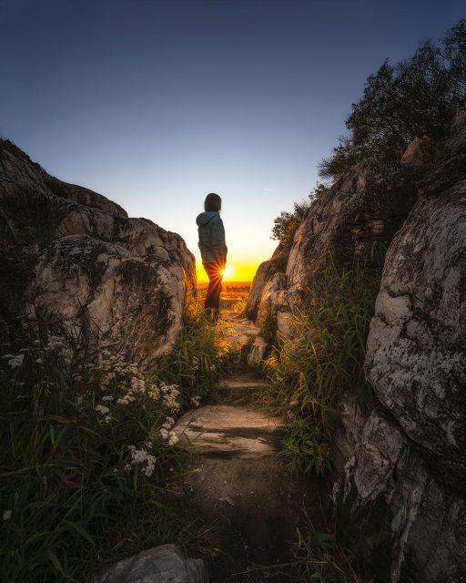 Fazer o pôr do sol no Parque Nacional da Serra da Canastra é meio complicado. Não porque faltam lugares para fotografar, muito pelo contrário! O problema é que a portaria do parque fecha às 18h, e a estrada é tão ruim que qualquer quilômetro vai te exigir um tempinho para percorrer!
.
Essa vista é de aproximadamente 10km da portaria, num local chamado Curral de Pedra. Queria muito ficar lá até o sol se pôr, mas às 17h30 resolvemos que era hora de ir, senão não daria tempo de chegar.
.
Então o "pôr-do-sol" pra gente teve que ser um pouco mais cedo, com o sol ainda meio alto no horizonte, mas já banhando essa cena linda com as suas luzes douradas de fim de tarde.
.
Gostei demais do resultado, as composições encaixaram bem, e como o céu estava absolutamente limpo, não acho que 20 minutos depois a luz estaria muito melhor do que isso... Bom, prefiro pensar assim, pra num bater aquela tristeza imaginando a foto que poderia ter sido, mas não foi! hahaha
.
#serradacanastra #parquenacionaldaserradacanastra #curraldepedras #sunset #brazil #minasgerais #mg #saoroquedeminas