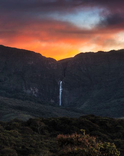 No vídeo dessa semana lá no meu canal do Youtube, levo vocês para fotografar uma das cachoeiras mais lindas do Brasil! A Casca D'Anta é a maior queda do Rio São Francisco, um rio tão importante para o Nordeste brasileiro, mas que tem a sua nascente lá em Minas Gerais.
.
Depois de nascer no alto da Serra da Canastra, ele forma essa queda livre de 186m de altura, que pode ser vista de vários pontos nas proximidades do distrito de São José do Barreiro (MG). 
.
Encontramos essa vista bem pertinho do nosso AirBnB, num local que tinha uma pequena capelinha. Chegamos lá ainda no escuro, mas poucos minutos depois o céu se coloriu de uma forma que poucas vezes presenceei. Foi um verdadeiro espetáculo!!!
.
Quer ver como foi? Confere lá o vídeo que postei hoje no canal, que olha... esse dia deus uns fotão brabo, viu!
.
#serradacanastra #cascadanta #cachoeiracascadanta #riosaofrancisco #mg #minasgerais #brazil #waterfallphotography