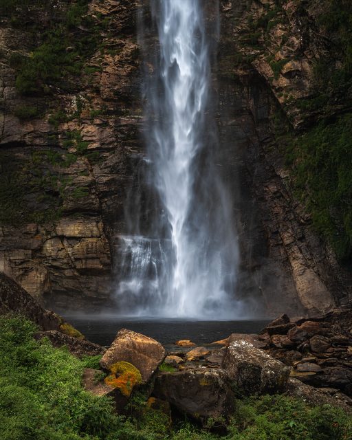 Sente o drama da Cachoeira Casca D'Anta, o ícone da Serra da Canastra! 
.
Olha a textura desse paredão, olha o movimento da água caido... logo logo alguém acha a cara de um fantasma ai! Eu vi um, mas vou deixar pra vcs imaginarem! hahaha
.
#serradacanastra #cascadanta #cachoeiracascadanta #riosaofrancisco #mg #minasgerais #brazil #waterfallphotography