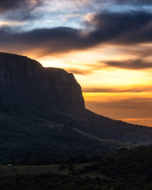 Aquele amanhecer ÉPICO na Serra da Canastra, com essa vista linda para o chapadão do Parque Nacional.
.
Vendo essas fotos, parece até que nós fotógrafos sempre damos a sorte de pegar céus lindos assim, né? Mas a verdade é que dos 15 dias que ficamos lá, essa manhã foi realmente a mais bonita, e demos a sorte de estar numa vista igualmente linda!
.
O segredo é maximizar as suas possibilidades tentando fotografar o máximo de vezes que conseguir. A maioria das vezes o céu vai estar meio "nhé", mas quando ele ficar ÉPICO, você vai estar lá também para registrá-lo!
.
#serradacanastra #parquenacionaldaserradacanastra #cachoeiracascadanta #saoroquedeminas #mg #minasgerais #brazil