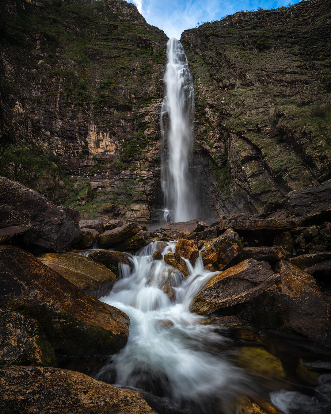 Mais uma da maravilhosa cachoeira Casca D'Anta, na Serra da Canastra. Essa composição eu acho um pouco mais a minha cara, aquele ângulo baixo e próximo do fluxo do rio, para enfatizar a textura da água no primeiro plano, guiando o olhar do expectador para o assunto da foto: a cachoeira ao fundo.
.
Ainda bem que dessa vez que visitamos a Casca D'Anta, o volume de água estava bem baixo, o que possibilitou descermos até o rio e fazer essa foto bem de frente para ele. A descida não é muito fácil, muitas pedras lisas e altas, e todo cuidado é pouco. Num dia onde essa cachoeira está com o volume muito alto, é impossível chegar nesse local.
.
Da última vez que visitamos esse lugar, em 2012 se não me engano, lembro de ter saído todo ensopado daí. Era um spray de água absurdo que vinha da queda!!
.
Dessa vez, estava irreconhecível! Nem parecia o mesmo lugar, incrível!
.
#cascadanta #cachoeiracascadanta #serradacanastra #parquenacionaldaserradacanastra #landscapephotography