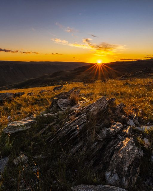 O nosso último pôr do sol da viagem para a Serra da Canastra foi assim, completamente sozinhos no alto do chapadão, com essa vista para o Vale da Babilônia.
.
Quanta paz transmite esse lugar!
.
#serradacanastra #saojosedobarreiro #valedababilonia #caminhodoceu #saoroquedeminas #mg #minasgerais #brazil