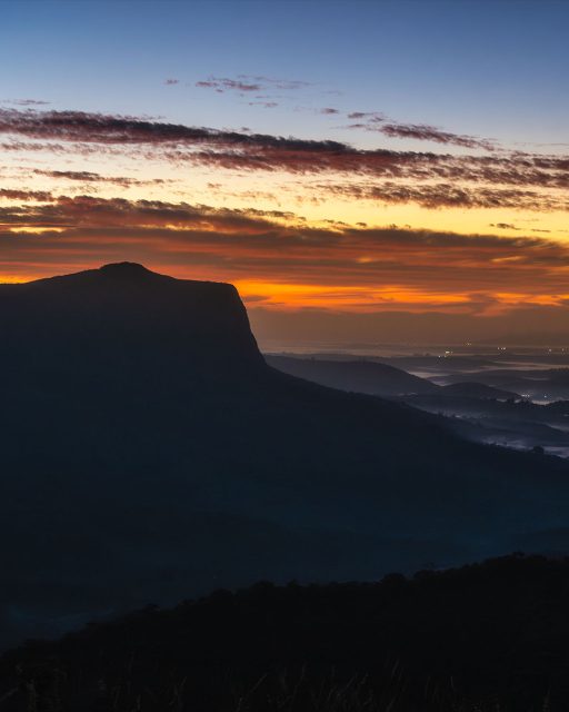 Enfim chego à minha última foto dessa série na Serra da Canastra. Foram mais de 50 fotos e 8 vídeos no canal, registrando cada cantinho dessa região maravilhosa do nosso Brasil.
.
Essa viagem ficou focada mais nas regiões do Parque Nacional da Serra da Canastra, em São Roque de Minas e São José do Barreiro. Sabemos que há outros locais na região, como Delfinópolis e Capitólio, mas eles ficarão para uma próxima viagem!
.
A Serra da Canastra é uma região muito rica. Tem cachoeiras enormes, muitas vistas para as montanhas, muito queijo, comida boa, sem falar na simpatia do povo mineiro!
.
#serradacanastra #saojosedobarreiro #vargembonita #morrodocarvao #saoroquedeminas #mg #minasgerais #brazil