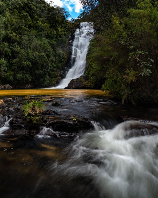 O mais difícil foi ficar nessa água congelante enquanto procurava alguma composição com essa corredeira no primeiro plano.
.
A ideia inicial era me deslocar um pouco mais para a direita, e pegar essa corredeira de frente, mas o volume de água estava muito forte, e as minhas pernas já estavam dando cãimbra de tão gelada que estava a água! hahaha
.
O que a gente num faz por um click, né? hahahaa
.
#serradabocaina #cachoeirasantoisidro #trilhadoouro #caminhodemambucaba #parquenacionaldaserradabocaina