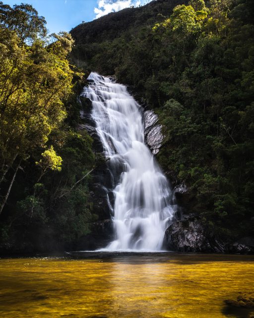 Cachoeira do Santo Isidro, a primeira que a gente visita na Trilha do Ouro, na Serra da Bocaina.
.
São 80m de queda, e um poço enorme pra banho, que fica super convidativo de manhã com esse solzinho batendo na água. Mas não se engane, que a água é gelada de doer a alma! hahaha
.
#serradabocaina #cachoeirasantoisidro #trilhadoouro #caminhodemambucaba #parquenacionaldaserradabocaina