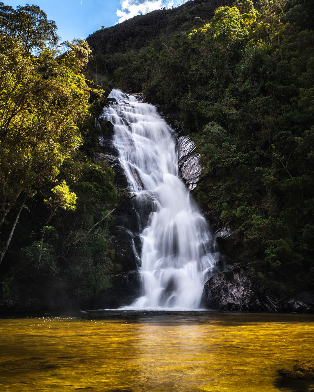 Cachoeira do Santo Isidro, a primeira que a gente visita na Trilha do Ouro, na Serra da Bocaina.
.
São 80m de queda, e um poço enorme pra banho, que fica super convidativo de manhã com esse solzinho batendo na água. Mas não se engane, que a água é gelada de doer a alma! hahaha
.
#serradabocaina #cachoeirasantoisidro #trilhadoouro #caminhodemambucaba #parquenacionaldaserradabocaina