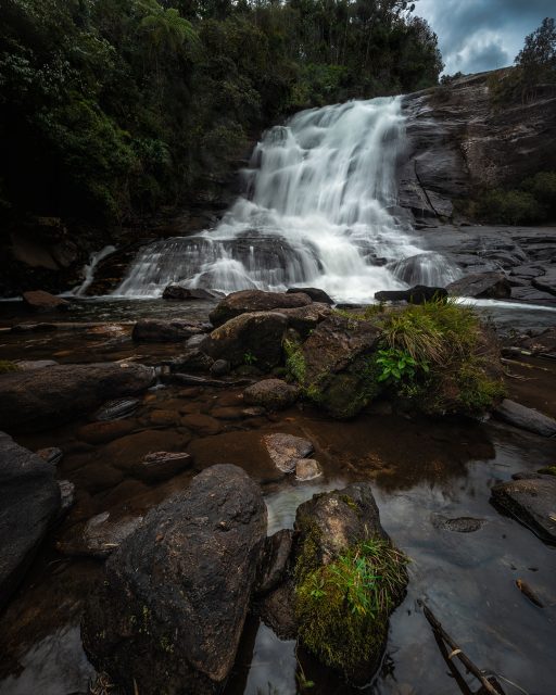 Outra cachoeira que visitamos na Trilha do Ouro, ainda no primeiro dia de travessia, foi a Cachoeira das Posses.
.
Achei ela ja bem mais fotogênica, com muitas possibilidades de composição com as pedras no primeiro plano. A dificuldade maior foi que ela levantava muito spray de água, e enchia a lente com gotículas que eu precisava ficar limpando a cada click.
.
Mas com um pouquinho de paciência, foi possível fazer belos registros desse lugar!
.
#serradabocaina #cachoeiradasposses #trilhadoouro #caminhodemambucaba #parquenacionaldaserradabocaina
